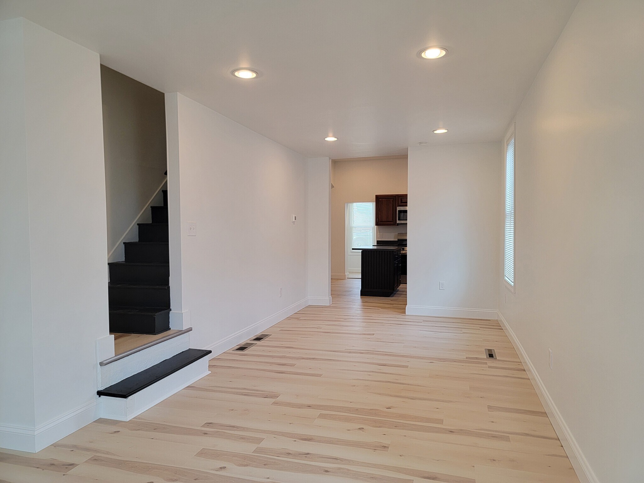 Building Photo - 113 E Chestnut St