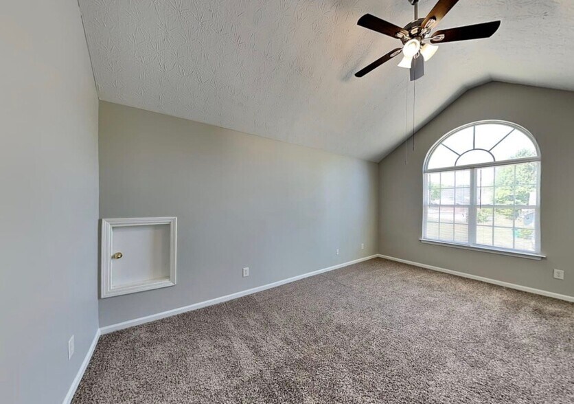 Building Photo - 2621 Fairstone Ave