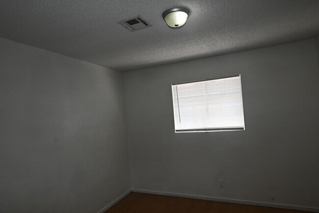 Building Photo - 2 Bedroom Apt- Downtown -  NO PETS