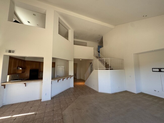 Building Photo - 3 Bedroom 3 Bathroom home in Santa Maria