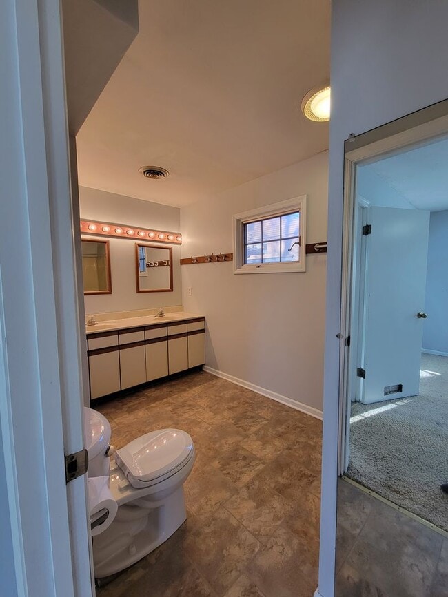 Building Photo - 3 Bd - 2 Ba near Hessel Park