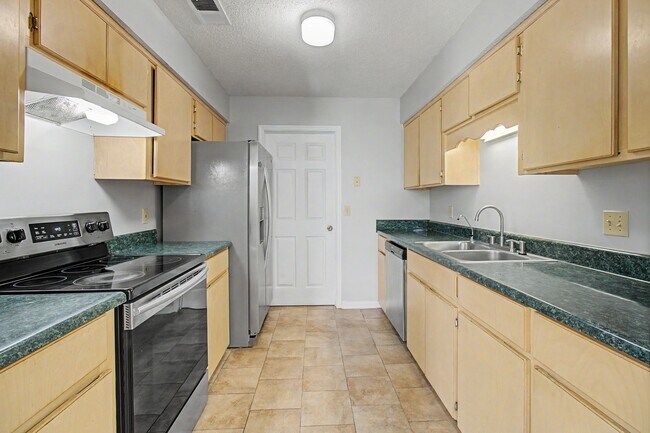 Building Photo - 1651 Latham Ct