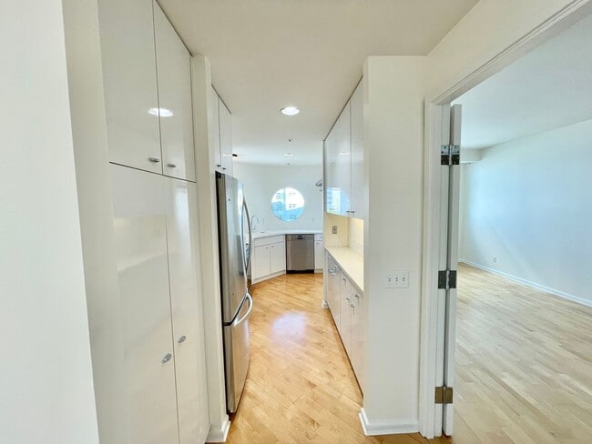 Building Photo - Panoramic City View 2Br/2BA Waterfront SF ...
