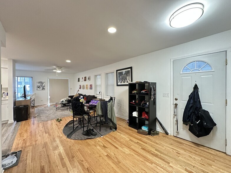 Building Photo - 1827 N Marshfield Ave