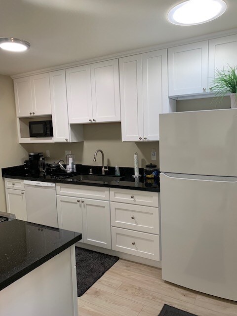 Building Photo - 1585 10th Ave