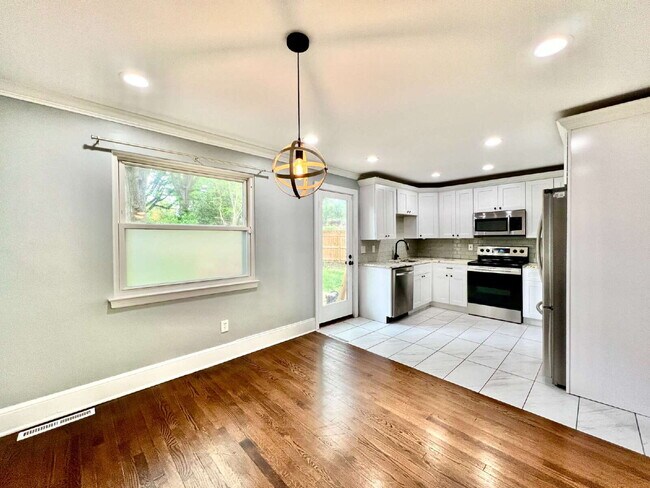Building Photo - Welcome home to this charming house located near the heart of Charlotte, NC.