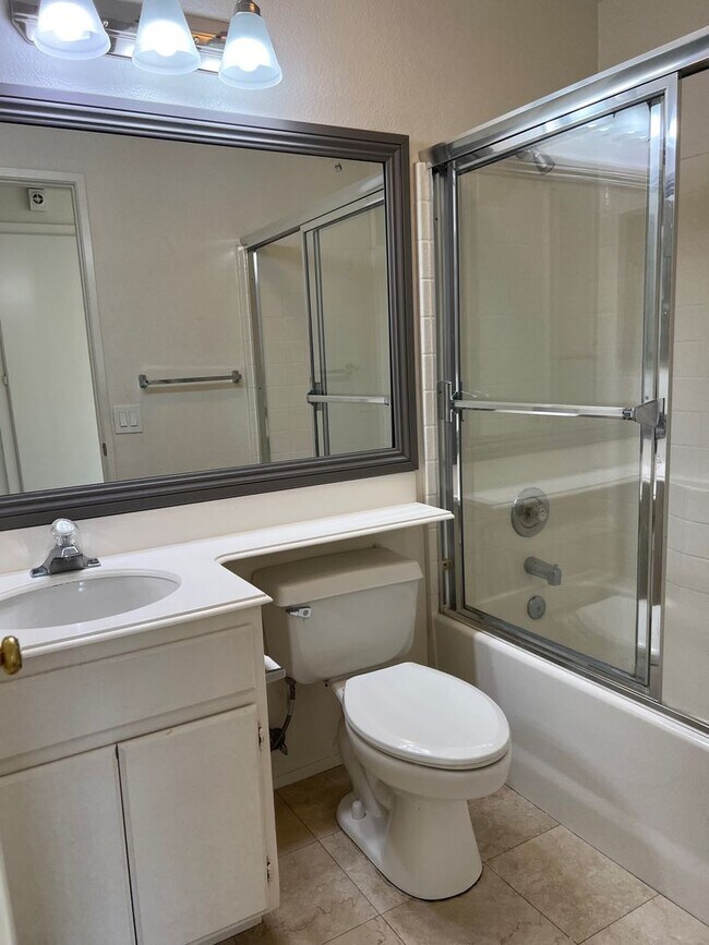 Building Photo - Wonderful 2 bedroom, 2 Bath Condo!  Single...
