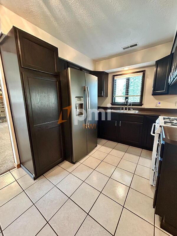 Building Photo - 5107 White Oak Terrace