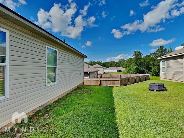 Building Photo - 245 Americana Dr