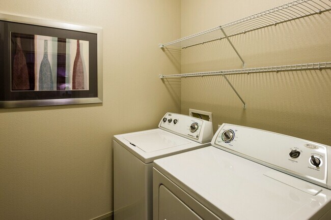 Building Photo - Urban Luxury, Perfect Location