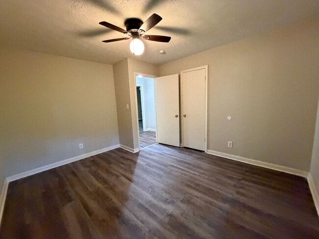 Building Photo - Nice 3/1.5 House in Silver Creek- $1,295