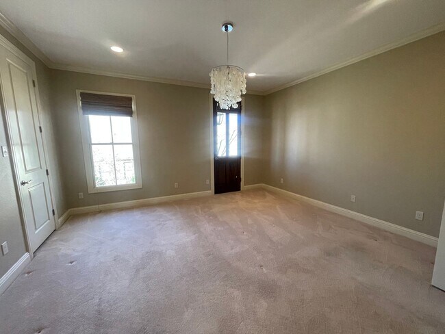 Building Photo - A Great Place To Call Home! Hoa Fees included in Rent