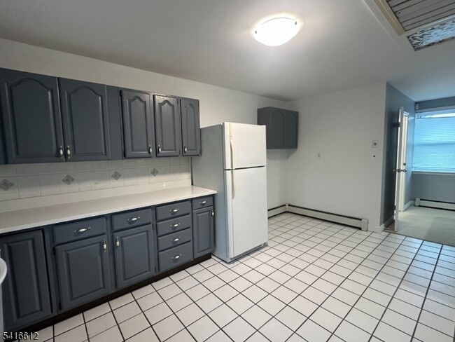 Building Photo - 18 Montrose Ave