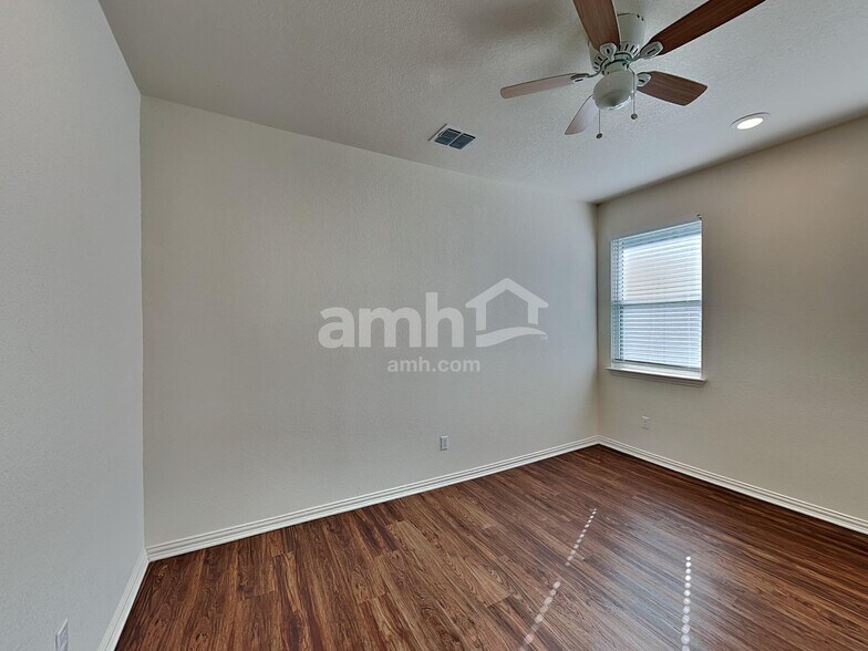 Building Photo - 2722 Lillybrook Ln