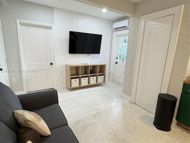 Building Photo - 1901 SW 9th St