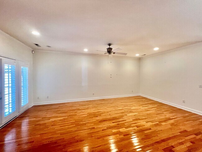Building Photo - 1600 Sturdivant Dr