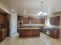 Building Photo - Gorgeous 6 Bedroom Home in Washington!