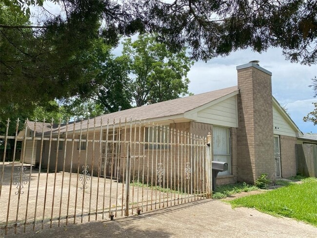 Building Photo - 4601 Reveille St