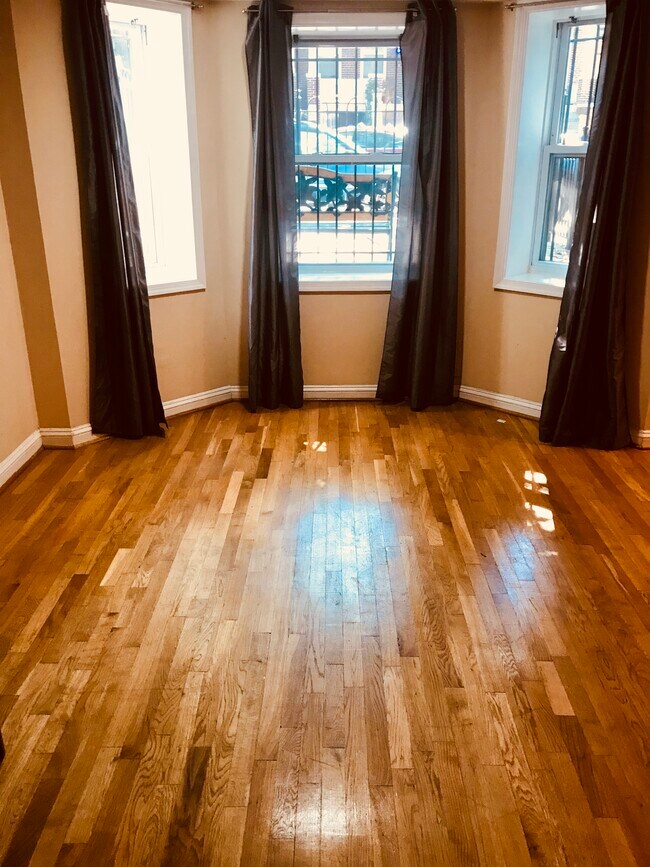 Huge Bay Windows - 1715 Euclid St NW