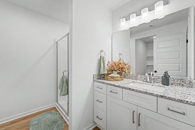Building Photo - 4 Bed, 2 Bath Home !!