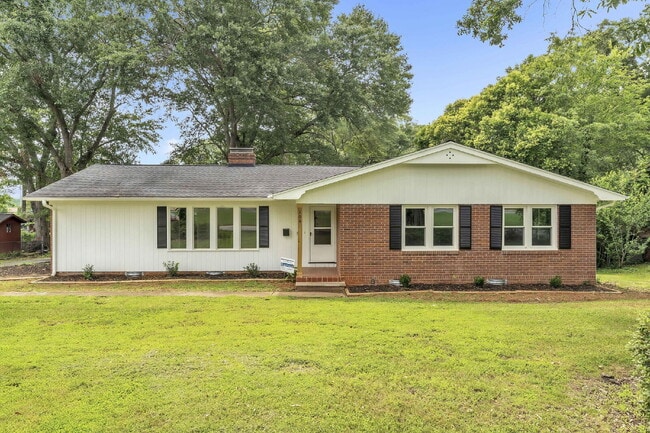 Primary Photo - "Charming 3-Bedroom Spartanburg Retreat wi...