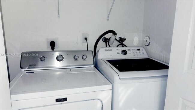 Building Photo - 2715 SE 15th Pl