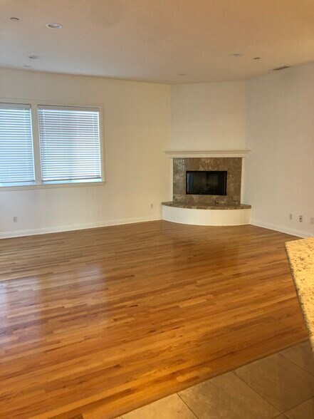 Building Photo - 521 N Irena Ave
