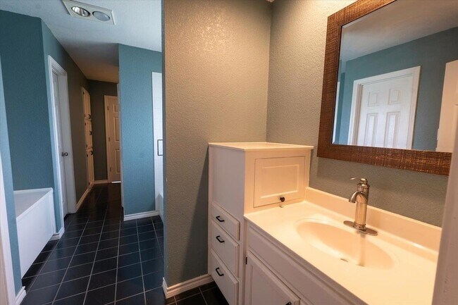 Building Photo - 300 Las Plumas Dr