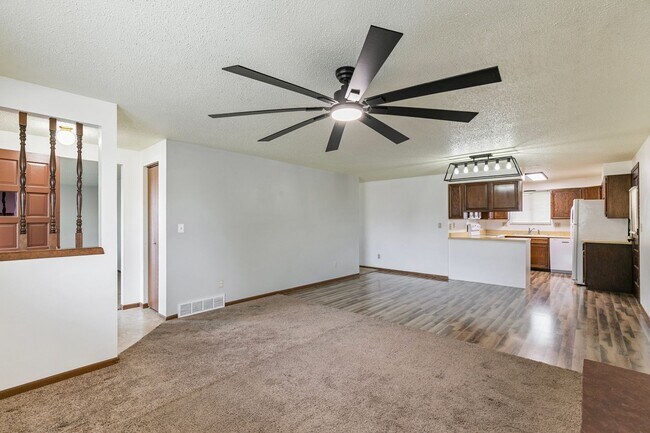 Building Photo - 390 Knotty Pl