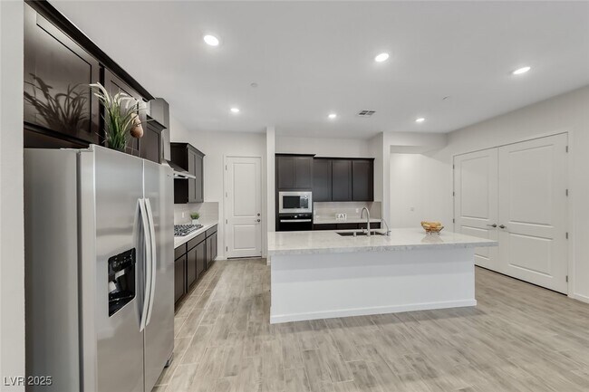 Building Photo - 102 Ibiza Lk Dr