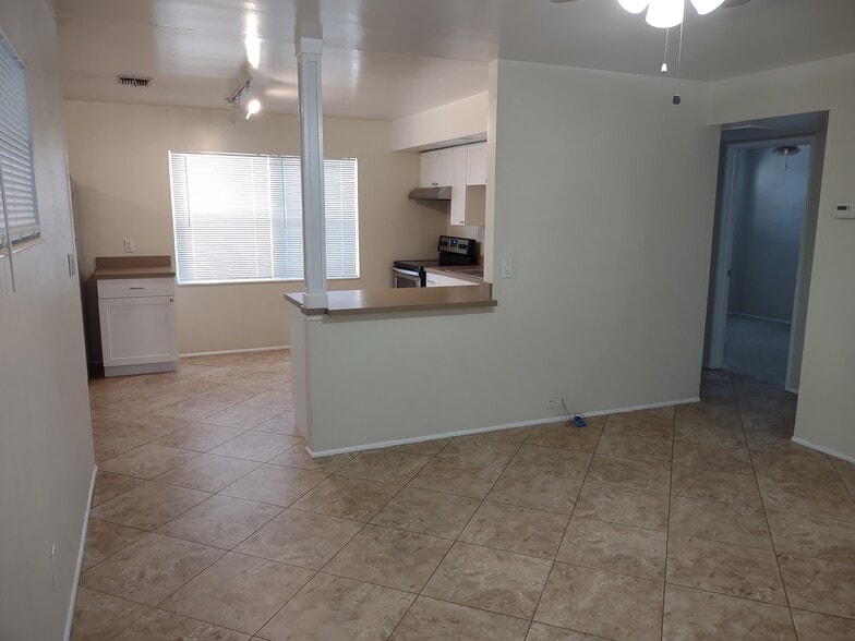 Updated kitchen - 4121 Iris St N