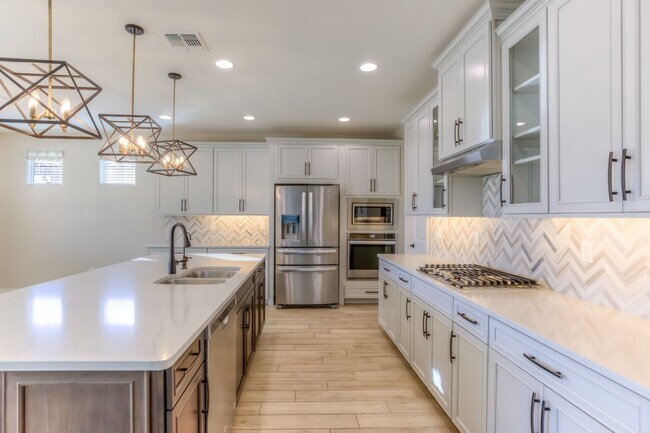 Building Photo - Very Special Oro Valley Home with Pool and Mountain Views!