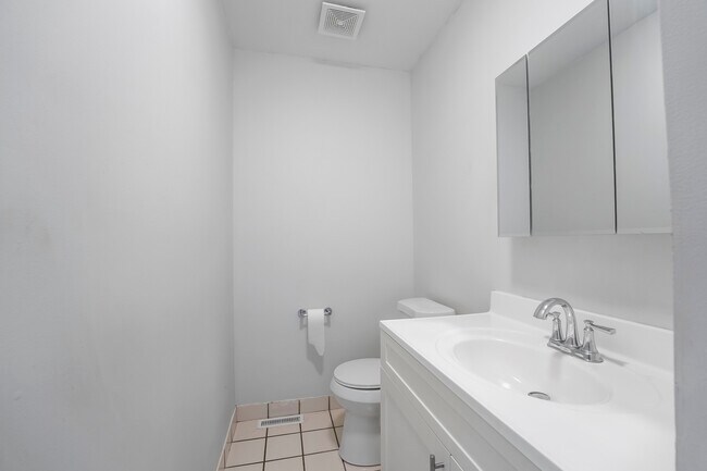 Building Photo - 1166 W Cullerton St