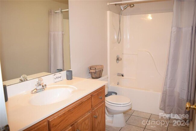 Building Photo - Fully furnished 2 bedroom, 1.5 bath townhouse! Available 8/15