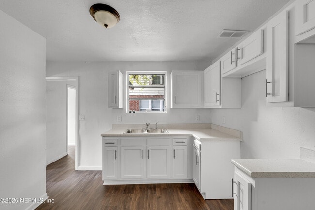 Building Photo - 503 W 16th St