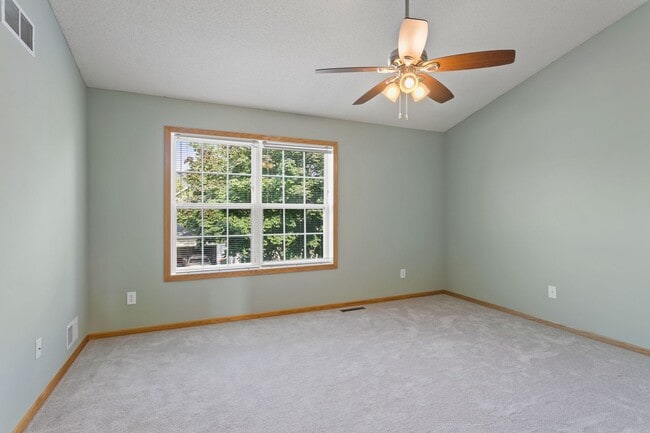 Building Photo - Freshly Remodeled 3bd 3ba Townhome for Ren...