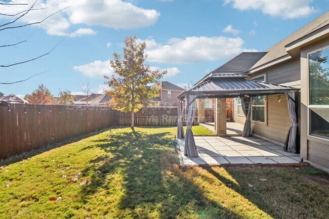 Building Photo - 10208 High Noon Dr