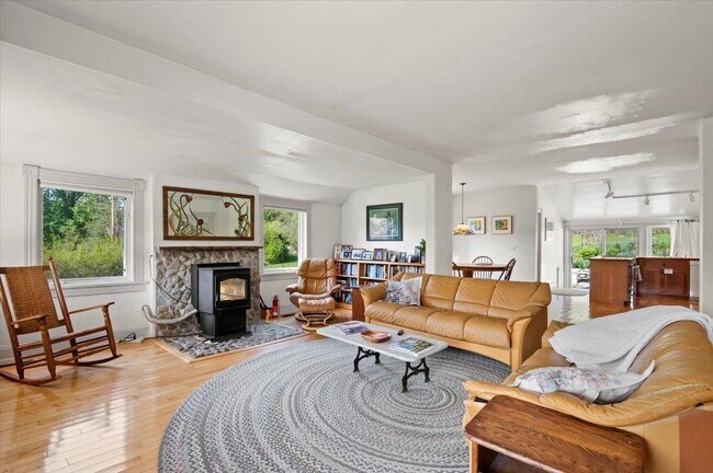 Building Photo - 627 W Rd