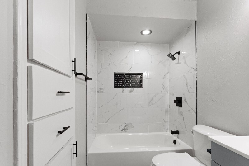 Building Photo - 1304 Pinewood Ct