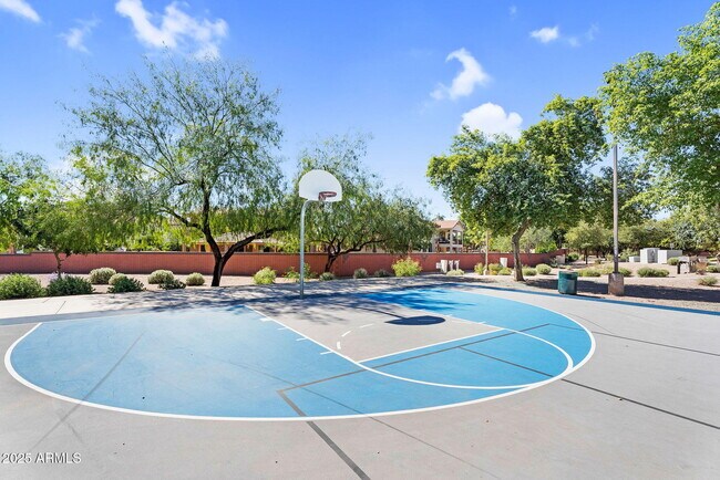 Building Photo - 10226 E Lakeview Ave