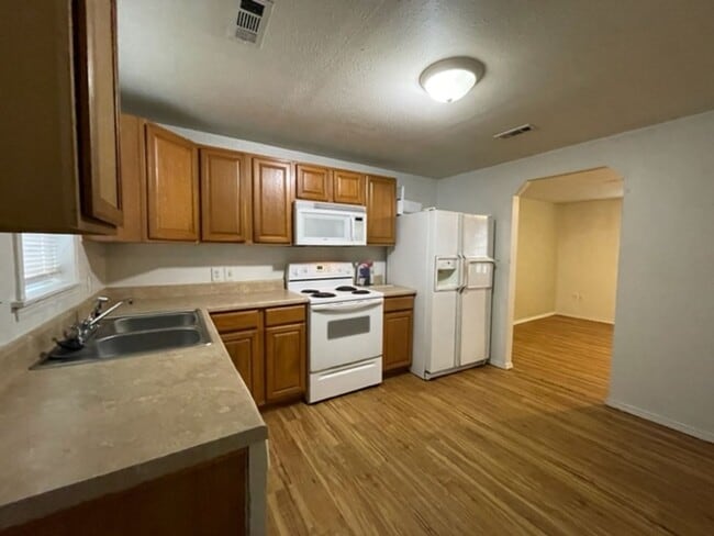 Building Photo - Cute 2 Bedroom Available Now!