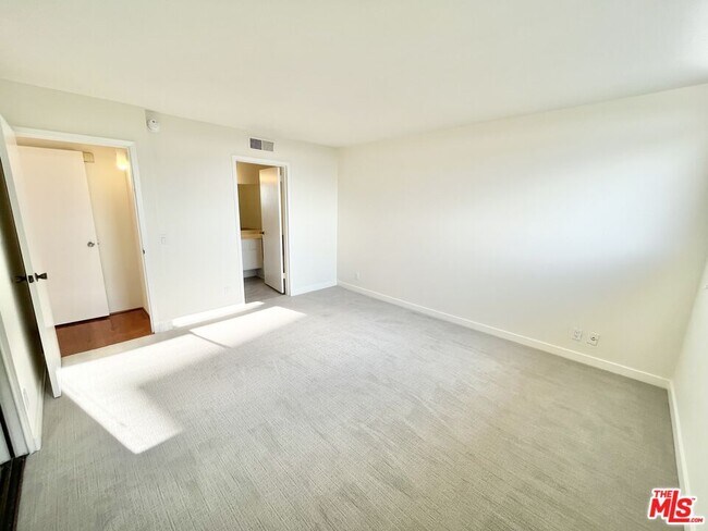 Building Photo - 100 S Doheny Dr
