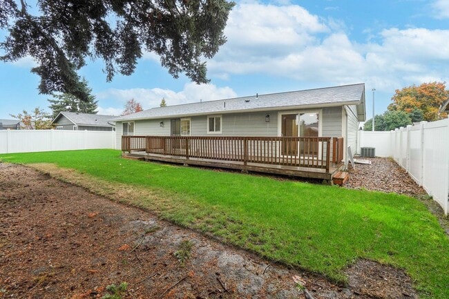 Building Photo - Living & Family Room! Freshly updated!