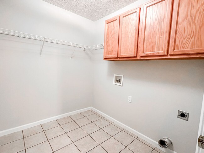 Building Photo - Great Gainesville location - 2/2 with Garage!