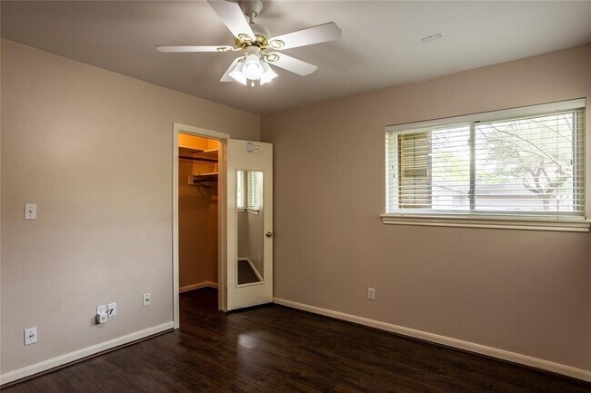 Building Photo - 2114 Walnut Bend Ln