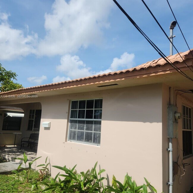 Building Photo - 2018 SW 58th Ct