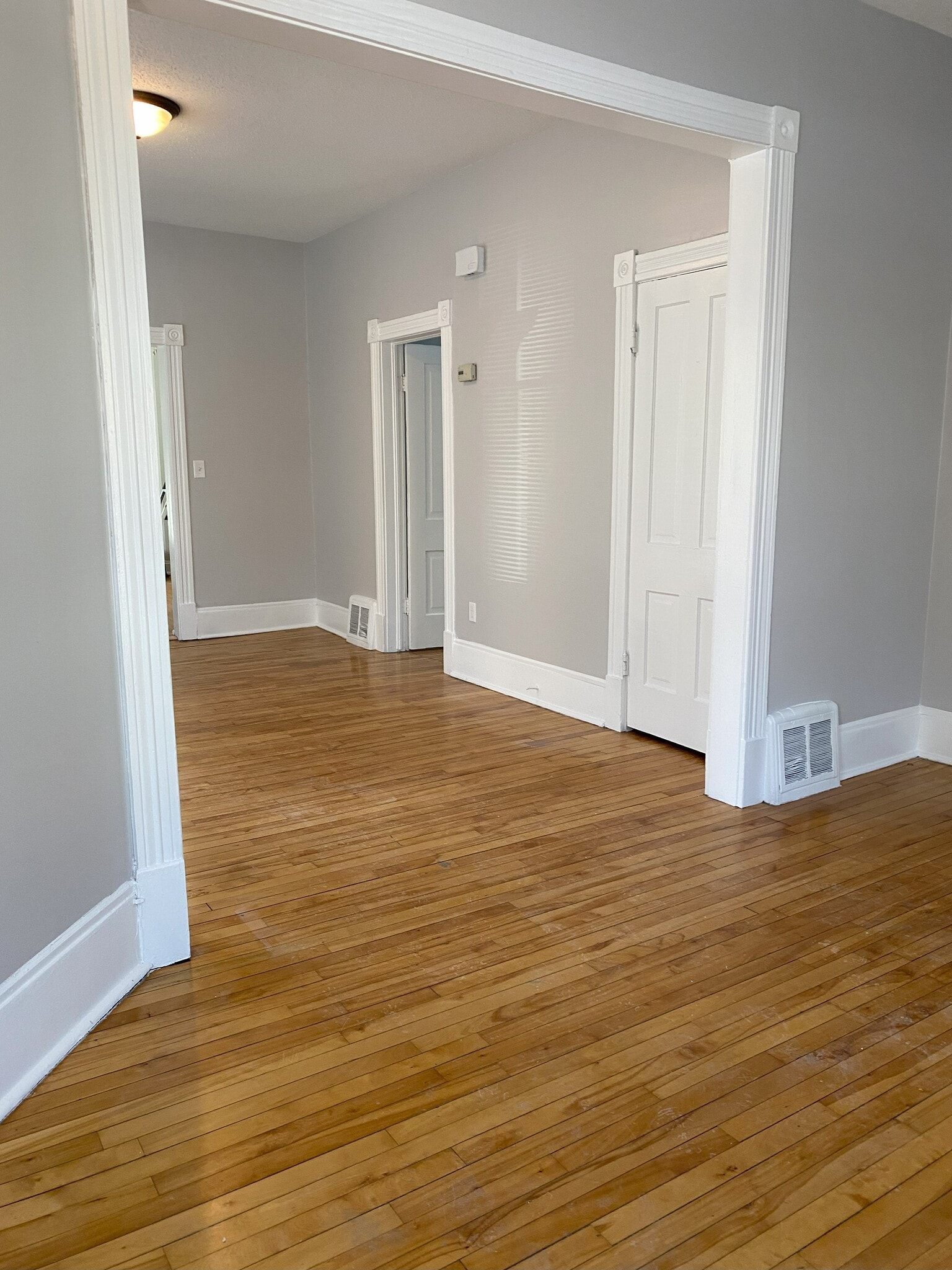 Building Photo - 2730 pleasant Ave S