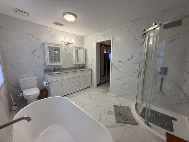 Building Photo - Beautiful 3 bedroom 2.5 bathroom pool home