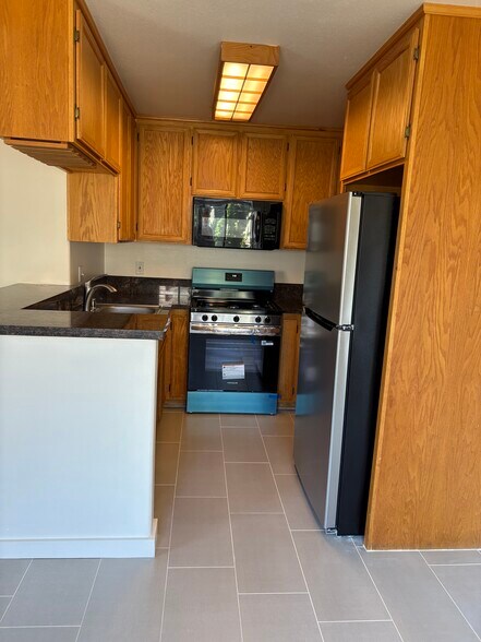 kitchen - 2470 Corinth Ave