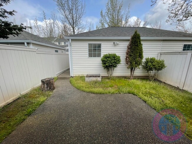 Building Photo - Sunnyside Townhome Close to Restaurants  &...